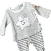 This cute little baby two piece set is perfect for sleep or play. The gray top with the star decal just melts your heart with the white and gray striped gaiters accented with the tiniest little star print. 100%ALGODON Preemie in size Made in spain