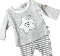 This cute little baby two piece set is perfect for sleep or play. The gray top with the star decal just melts your heart with the white and gray striped gaiters accented with the tiniest little star print. 100%ALGODON Preemie in size Made in spain