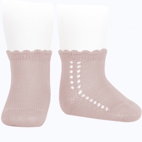 These are adorable scalloped baby ankle socks have a beautiful trim with a delicate knit pattern 70% cotton 30% nylon-knitted Made in Spain Newborn in size Sold by Alz's baby Boutique